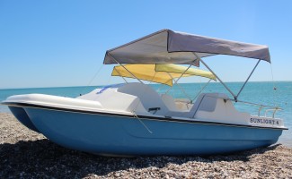 Катамаран для морских прогулок в Прибрежном Катамаран на отдыхе в Прибрежном