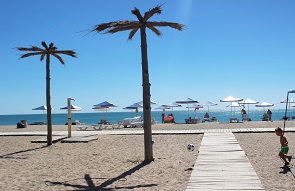 Песчаный пляж в Прибрежном отдых в сакском районе прибрежный